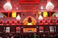 تصاویر/ حال و هوای حرم امام حسین(ع) در شب اربعین