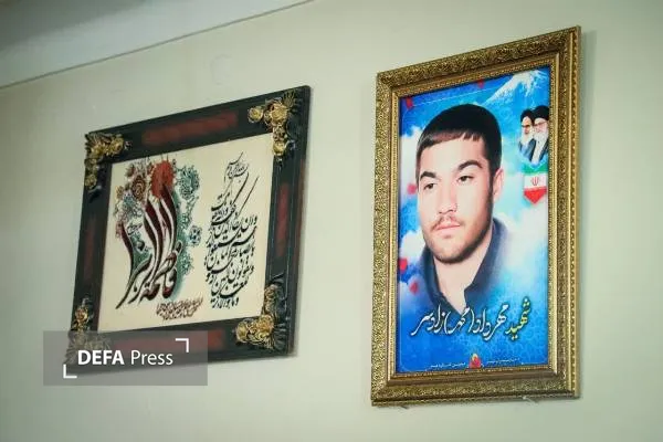 دیدار مسئول دفتر نمایندگی ولی‌فقیه در سپاه کربلا با خانواده سرباز شهید «زادسر»+ تصاویر