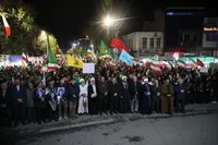 تصاویر/ پنجاه و پنجمین شب حماسه حضور و ایستادگی مردم ارومیه در زیر باران