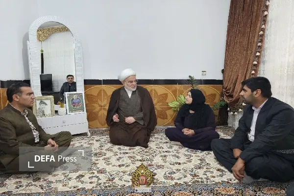 نماینده ولی فقیه میهمان خانه‌ای شد که عطر شهید در آن جاری است
