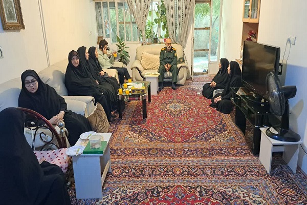 دیدار مسئولان لرستانی با بانوی پیشکسوت دفاع مقدس+ عکس
