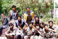 عکس قدیمی از رزمندگان پاسدار و بسیجی دفاع مقدس در محوطه سپاه اراک