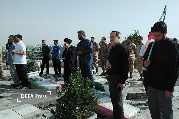 ادای احترام به شهدا