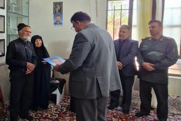 دیدار فرماندار میانجلگه با خانواده شهید جامعه کارگری جنگ رمضان دیدار فرماندار میانجلگه با خانواده شهید جامعه کارگری جنگ رمضان