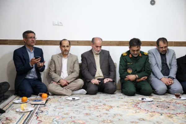 دیدار فرمانده سپاه استان و مدیرکل آموزش و پرورش استان همدان با خانواده شهید «مهدی شرکایی» + تصاویر