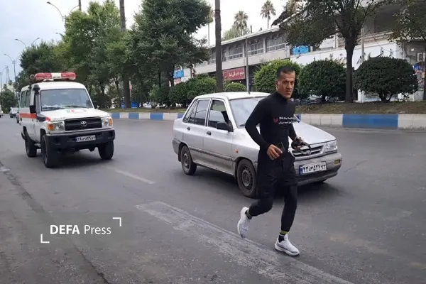 تجلیل نمادین دونده مازندرانی از شهدای دانش آموز میناب تجلیل نمادین دونده مازندرانی از شهدای دانش آموز میناب