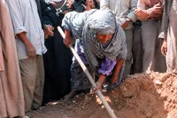 تدفین فرزند به دست مادر +‌ عکس
