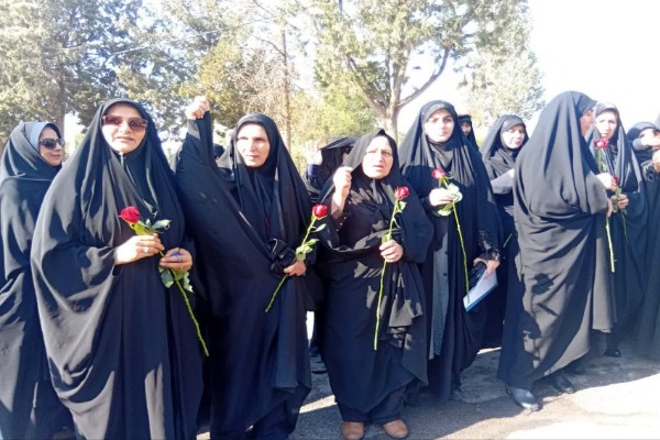آیین عطر افشانی گلزار مطهر شهدا همزمان با هفته دفاع مقدس+ عکس