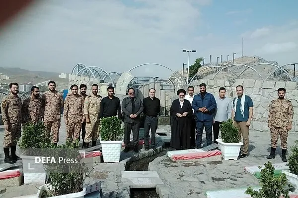 ادای احترام به شهدا