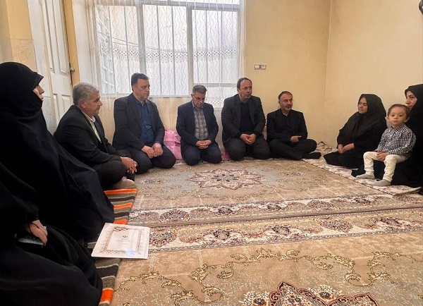 دیدار معاون سیاسی و اجتماعی استاندار آذربایجان غربی با خانواده شهید «علی نجفی علی آباد»