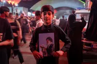 تصاویر/ ارادت زائران مشایه طریق الحسین(ع) به رهبر شهید انقلاب