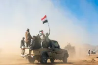 سبز چون بُرد یمانی، شعله‌ور همچون عقیق