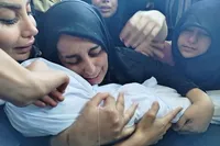 فیلم/ مراسم تشییع و خاکسپاری شهید سه ساله در کرمانشاه