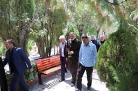 تصاویر/ عطر افشانی و گلباران قبور مطهر شهدای کلانشهر اراک با حضور دبیرکل کنگره ملی شهدای غریب اسارت