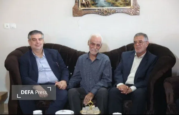 دیدار استاندار مرکزی با خانواده شهید والامقام «احمدرضا ذوالفقاری» در محلات+ تصاویر