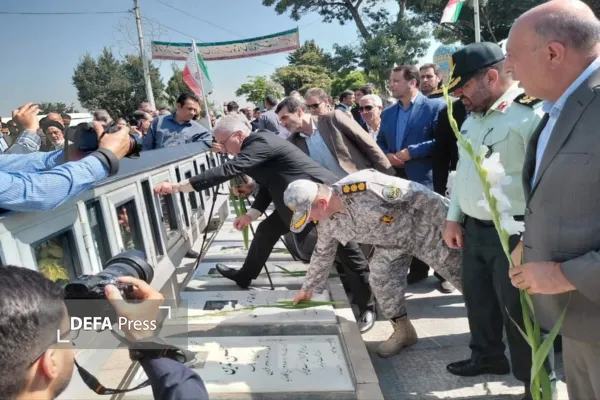 مسئولان قزوین با حضور در گلزار شهدا به مقام شهدای استان ادای احترام کردند