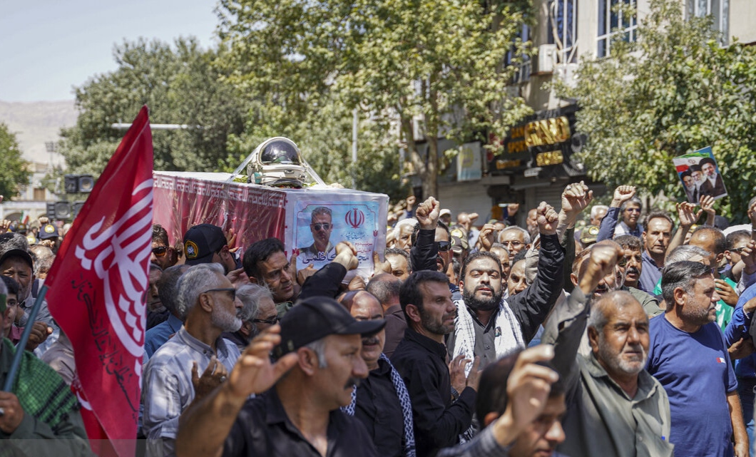 پیکر شهید خلبان «مجید کاظمی» در گلزار شهدای شیراز آرام گرفت پیکر شهید خلبان «مجید کاظمی» در گلزار شهدای شیراز آرام گرفت