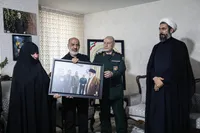 دیدار جمعی از اعضای دفتر حفظ و نشر آثار رهبر شهید انقلاب اسلامی با خانواده شهید حاجی‌زاده