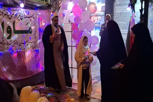 جشن بندگی در خیابان‌های نکا؛ ابتکار خلاقانه دبستان غیردولتی مأوا در شب میلاد امام مهربانی‌ها+ تصاویر
