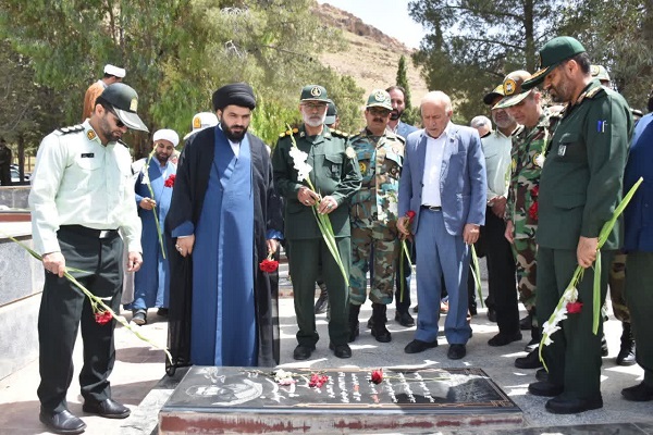 ادای احترام مسئولین لرستانی به شهدا به مناسبت سالروز آزاد سازی خرمشهر ادای احترام مسئولین لرستانی به شهدا به مناسبت سالروز آزاد سازی خرمشهر