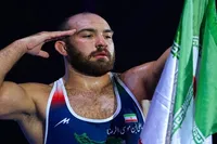 انتشار تصویر احترام نظامی امیرحسین زارع در صفحه فدراسیون جهانی کشتی+ عکس