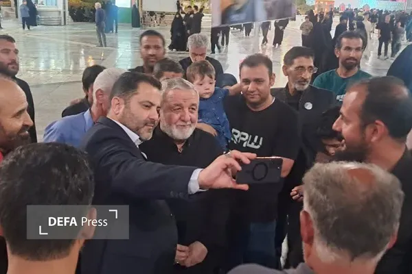 حضور  مشاور فرمانده کل سپاه در حرم مطهر امام رضا (ع)
