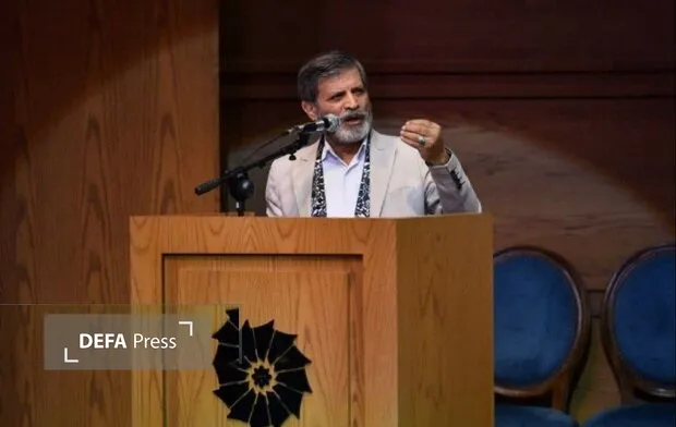 زبان فارسی همواره پیوند خود را بخش مهمی از میراث ادبی گذشته حفظ کرده است