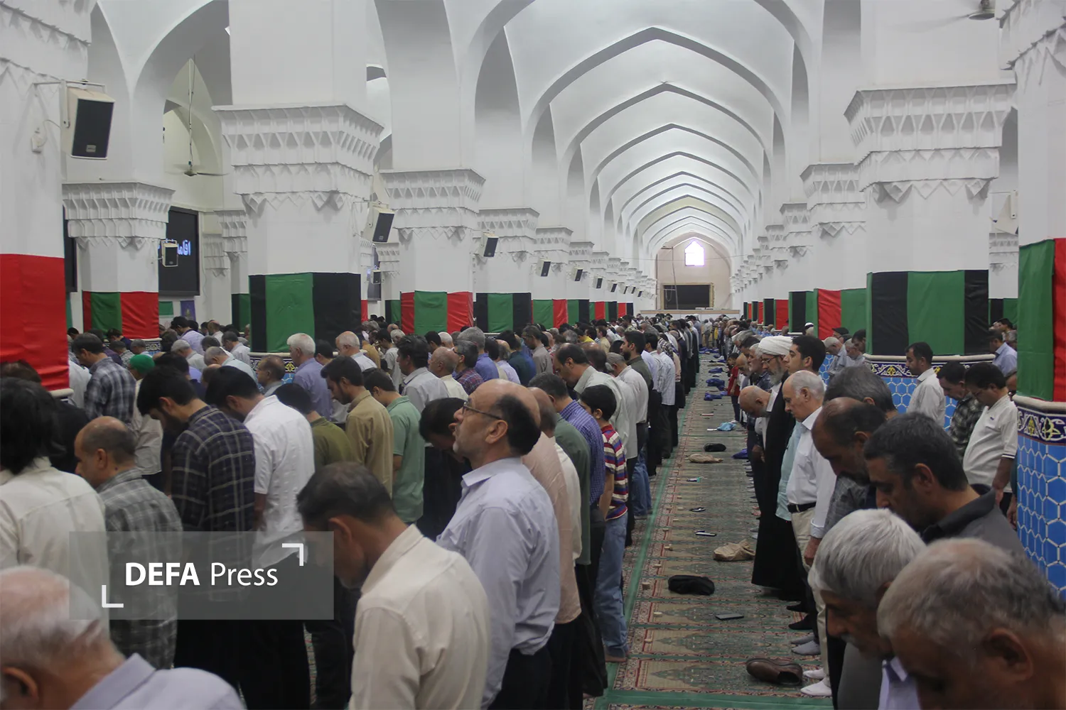 تصاویر/ خدمت گذاری کارکنان حفظ آثار دفاع مقدس به نمازگزاران جمعه
