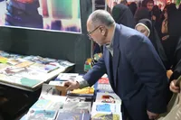 فیلم/ برپایی نمایشگاه کتاب دفاع‌مقدس در میدان انقلاب زنجان