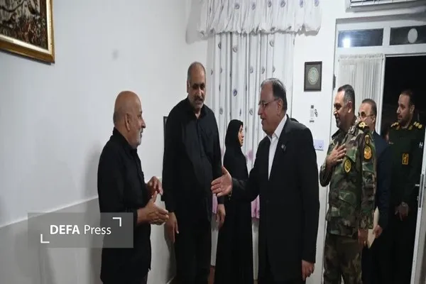 تجلیل استاندار گلستان از خانواده شهید جنگ ۴۰ روزه