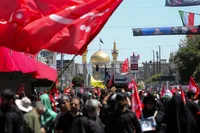 پخش زنده/ وداع با امام شهید در حرم رضوی/ خادم حضرت خورشید به آغوش حرم بازآمد