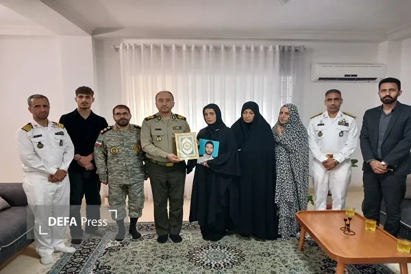 دیدار معاون نیروی انسانی ارتش با خانواده شهید «صالحی» در محمودآباد + تصاویر