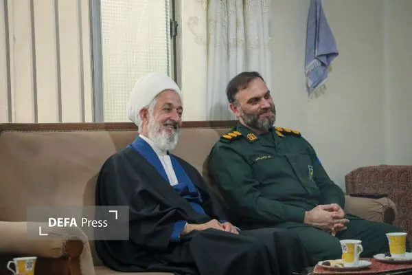 دیدار مسئول دفتر نمایندگی ولی‌فقیه در سپاه کربلا با خانواده سرباز شهید «زادسر»+ تصاویر