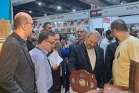 سفیر ایران در عراق از غرفه خانه کتاب و ادبیات ایران در نمایشگاه کتاب بغداد بازدید کرد