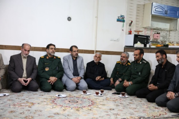دیدار فرمانده سپاه استان و مدیرکل آموزش و پرورش استان همدان با خانواده شهید «مهدی شرکایی» + تصاویر