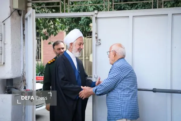 دیدار مسئول دفتر نمایندگی ولی‌فقیه در سپاه کربلا با خانواده سرباز شهید «زادسر»+ تصاویر