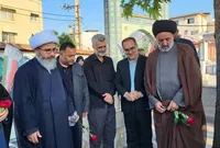 ادای احترام نماینده ولی‌فقیه در بنیاد شهید و امور ایثارگران به گلزار شهدای آمل