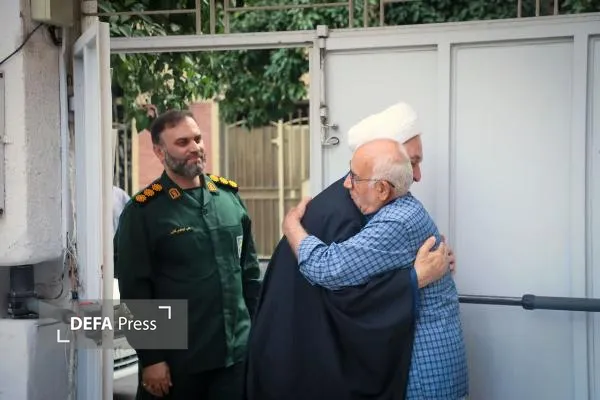 دیدار مسئول دفتر نمایندگی ولی‌فقیه در سپاه کربلا با خانواده سرباز شهید «زادسر»+ تصاویر