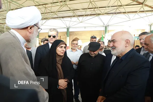 ادای احترام وزیر راه و شهرسازی به مقام شامخ شهید تنگسیری در آبادان