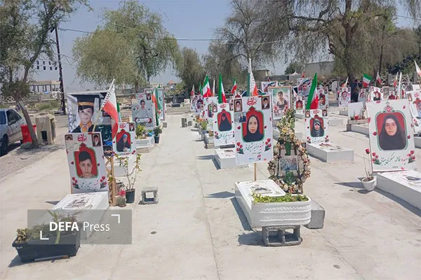 عطرافشانی قبور شهدای دانش آموز و معلم میناب با ۱۶۸ شیشه گلاب میمند فارس