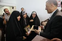 دیدار معاون اجرایی رئیس‌جمهور با دوقلو‌های بازمانده خانواده شهید «اسدزاده» در قم