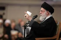 امام خامنه‌ای: افزایش بی‌حساب قیمت ارز خارجی توطئه دشمن است/ به اسم بازار و بازاری نمی‌توان با نظام اسلامی مقابله کرد