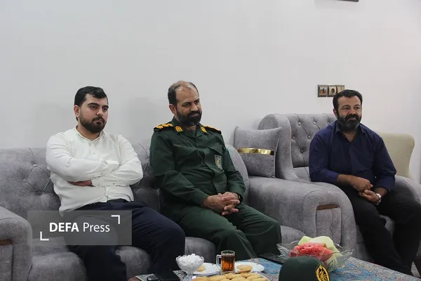 تصاویر/دیدار «سرهنگ حرزاده» با خانواده شهید سرسنگی
