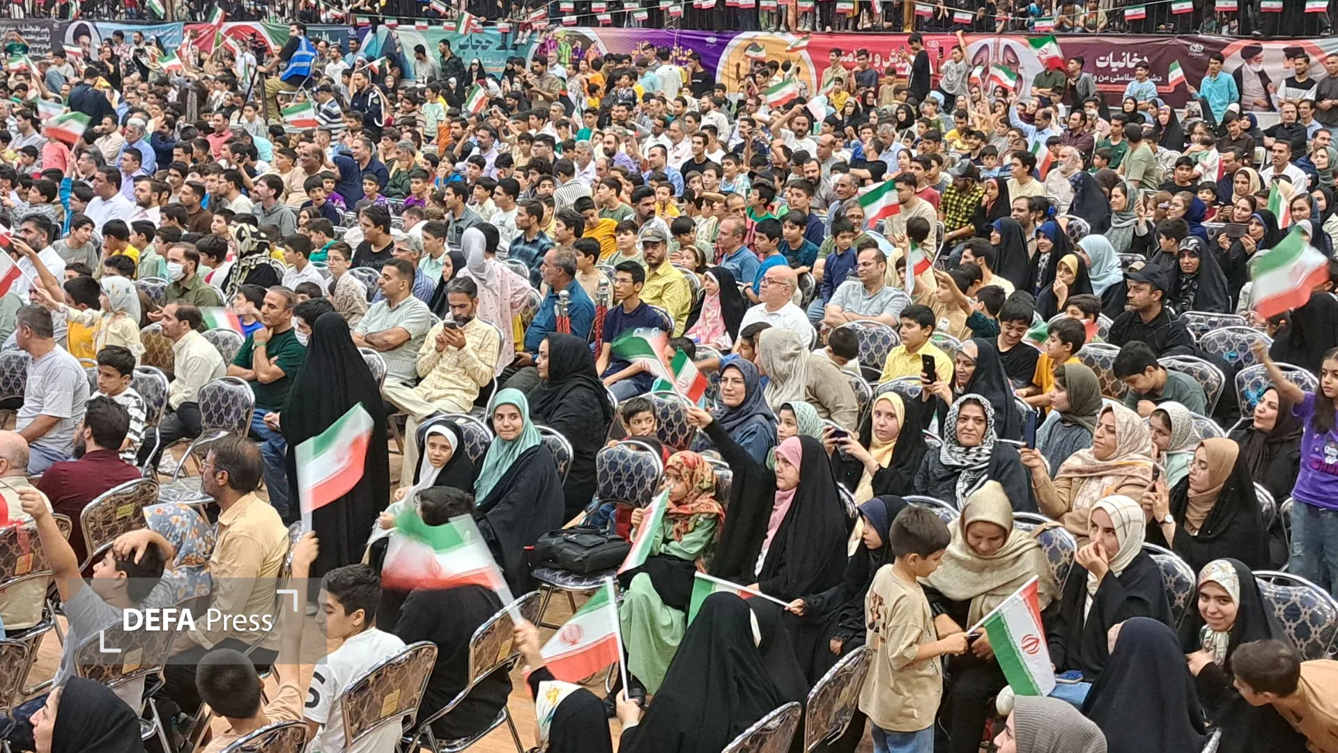 تصاویر/ جشن خانوادگی میلاد پیامبر رحمت در خانه مهندس قم