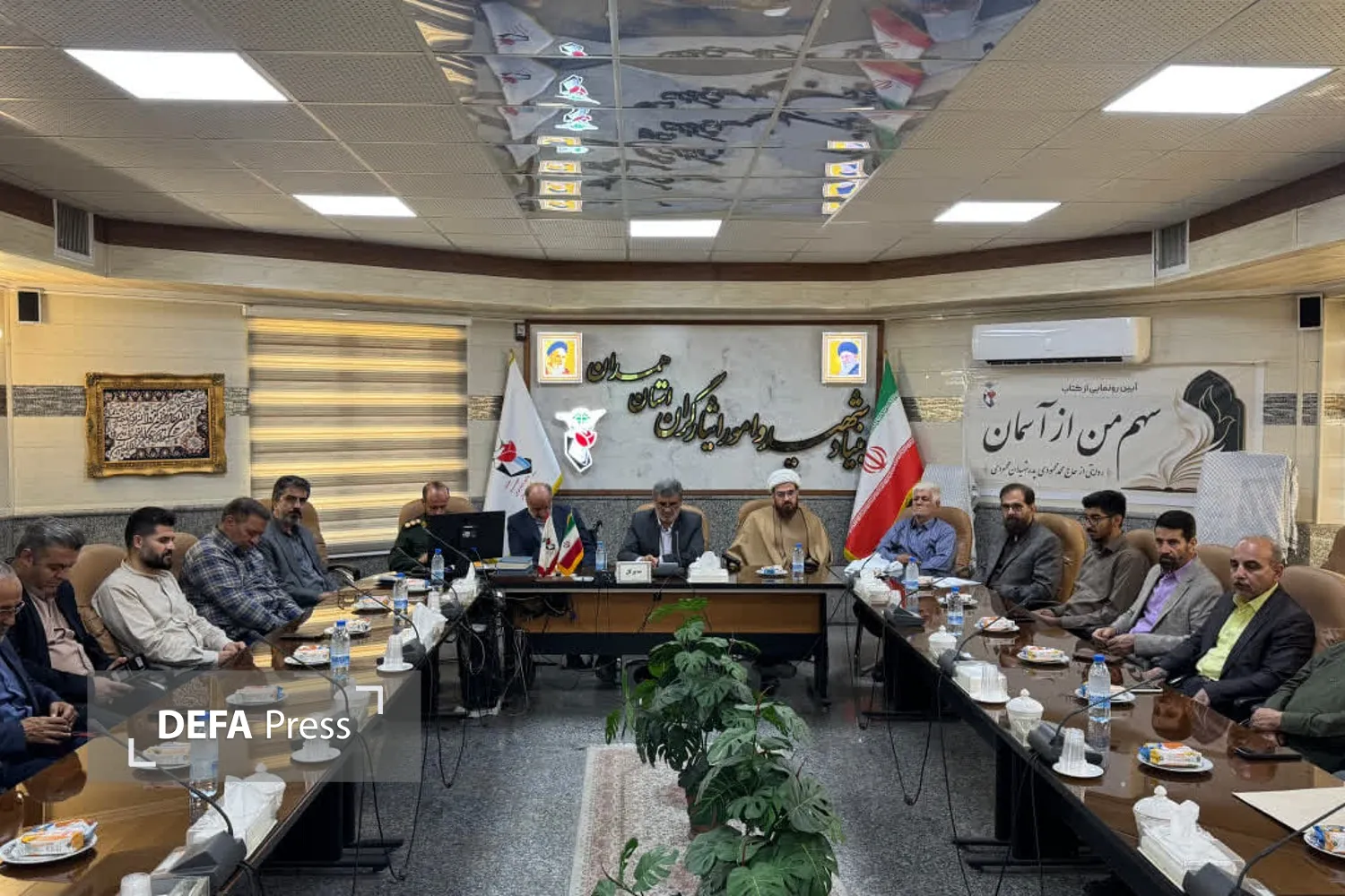 تصاویر/ آیین رونمایی از کتاب «سهم من از آسمان» در همدان