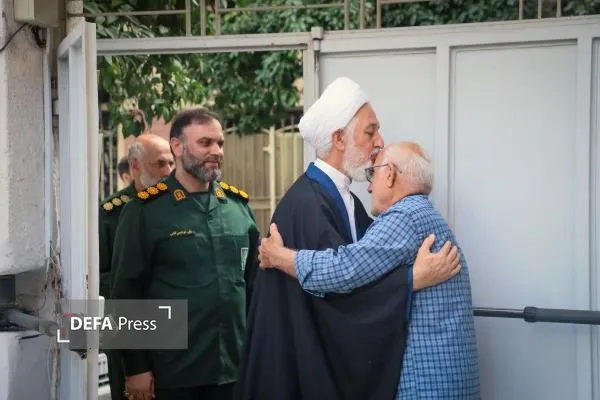 دیدار مسئول دفتر نمایندگی ولی‌فقیه در سپاه کربلا با خانواده سرباز شهید «زادسر»+ تصاویر