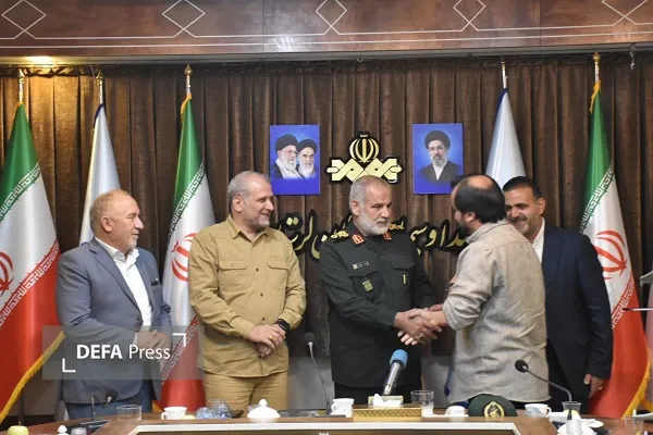 تجلیل فرمانده پهپاد نیروی هوافضای سپاه از دست‌اند کاران تولید مستند «شاهد ۱۳۶»