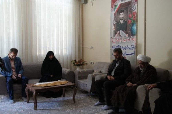 دیدار معاون فرهنگی نمایندگی ولی‌فقیه در سپاه با خانواده شهید حسینی