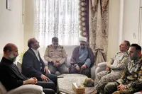 دیدار فرمانده قرارگاه عملیاتی لشکر ۱۶ زرهی و مدیر کل حفظ آثار قزوین با خانواده شهید مهدویان