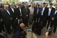 ادای احترام وزیر راه و شهرسازی به مقام شامخ شهید تنگسیری در آبادان